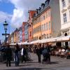 Po Nyhavn codziennie spacerują turyści z całego świata.