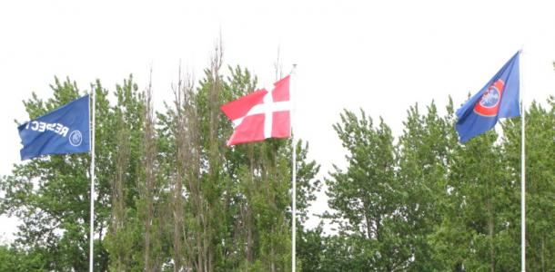 Flagi Danii i UEFA